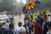 Его Святейшество Далай-лама приветствует старых друзей перед началом второго дня конференции «Квантовая физика и философские воззрения мадхьямаки» в Университете им. Джавахарлала Неру. Дели, Индия. 13 ноября 2015 г. Фото: Тензин Чойджор (офис ЕСДЛ)