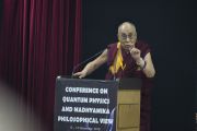 Его Святейшество Далай-лама выступает на открытии второго дня конференции «Квантовая физика и философские воззрения мадхьямаки» в Университете им. Джавахарлала Неру. Дели, Индия. 13 ноября 2015 г. Фото: Тензин Чойджор (офис ЕСДЛ)