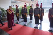 Почетный караул сикхов встречает Его Святейшество Далай-ламу в Профессиональном университете Лавли. Пхагвара, штат Пенджаб, Индия. 14 ноября 2015 г. Фото: Тензин Чойджор (офис ЕСДЛ)