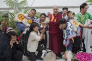 Его Святейшество Далай-лама с тибетскими студентами, разыгравшими для него театрализованное представление в традиционных народных масках в Профессиональном университете Лавли. Пхагвара, штат Пенджаб, Индия. 14 ноября 2015 г. Фото: Тензин Чойджор (офис ЕСДЛ)