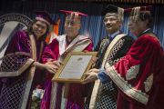 Его Святейшеству Далай-ламе вручают диплом почетного доктора богословия в Профессиональном университете Лавли. Пхагвара, штат Пенджаб, Индия. 14 ноября 2015 г. Фото: Тензин Чойджор (офис ЕСДЛ)
