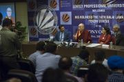 Его Святейшество Далай-лама встречается с журналистами в Профессиональном университете Лавли. Пхагвара, штат Пенджаб, Индия. 14 ноября 2015 г. Фото: Тензин Чойджор (офис ЕСДЛ)