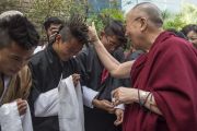 Его Святейшество Далай-лама шутливо приветствует бутанских студентов, встречающих его в Профессиональном университете Лавли. Пхагвара, штат Пенджаб, Индия. 14 ноября 2015 г. Фото: Тензин Чойджор (офис ЕСДЛ)