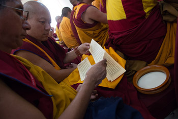 Далай-лама даровал учения по восьми великим тантрическим комментариям монастыря Гьюдмед
