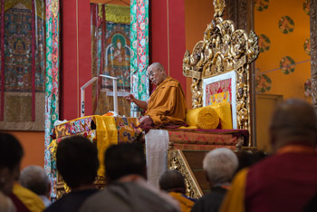 В Ташилунпо Далай-лама принял участие в торжественном открытии нового зала собраний и начал учения по комментарию на Праманасамуччаю