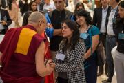 Его Святейшество Далай-лама общается с участниками четвертого заседания "Индийской благотворительной инициативы. Бангалор, Индия. 5 декабря 2015 г. Фото: Тензин Чойджор (офис ЕСДЛ)