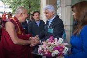 Азим Премджи приветствует Его Святейшество Далай-ламу перед началом встречи с членами "Индийской благотворительной инициативы. Бангалор, Индия. 5 декабря 2015 г. Фото: Тензин Чойджор (офис ЕСДЛ)