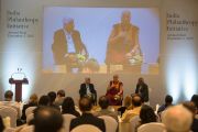 Его Святейшество Далай-лама выступает с речью на четвертом заседании членов "Индийской благотворительной инициативы". Бангалор, Индия. 5 декабря 2015 г. Фото: Тензин Чойджор (офис ЕСДЛ)