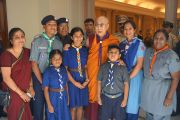 Его Святейшество Далай-лама с представителями индийских скаутов. Бангалор, Индия. 5 декабря 2015 г. Фото: Тензин Чойджор (офис ЕСДЛ)
