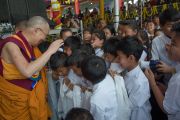 Его Святейшество Далай-лама приветствует школьников по завершении празднования 26-й годовщины вручения ему Нобелевской премии мира. Хунсур, штат Карнатака, Индия. 10 декабря 2015 г. Фото: Тензин Чойджор (офис ЕСДЛ)