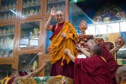 Его Святейшество Далай-лама приветствует собравшихся в начале пятидневных учений в тантрическом монастыре Гьюдмед. Хунсур, штат Карнатака, Индия. 9 декабря 2015 г. Фото: Тензин Чойджор (офис ЕСДЛ)
