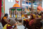 Его Святейшество Далай-лама и старшие монахи выполняют ритуалы перед предварительным посвящением Гухьясамаджи в тантрическом монастыре Гьюдмед. Хунсур, штат Карнатака, Индия. 10 декабря 2015 г. Фото: Тензин Чойджор (офис ЕСДЛ)