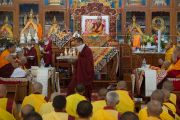 Его Святейшество Далай-лама дарует предварительное посвящение Гухьясамаджи в тантрическом монастыре Гьюдмед. Хунсур, штат Карнатака, Индия. 10 декабря 2015 г. Фото: Тензин Чойджор (офис ЕСДЛ)
