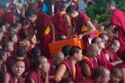 Монахи раздают хлеб участникам учений Его Святейшества Далай-ламы в тантрическом монастыре Гьюдмед. Хунсур, штат Карнатака, Индия. 11 декабря 2015 г. Фото: Тензин Чойджор (офис ЕСДЛ)