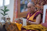 Его Святейшество Далай-лама дарует посвящение Гухьясамаджи в тантрическом монастыре Гьюдмед. Хунсур, штат Карнатака, Индия. 11 декабря 2015 г. Фото: Тензин Чойджор (офис ЕСДЛ)