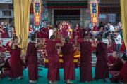 Его Святейшество Далай-лама наблюдает за диспутами монахов монастыря Сера Чже по вопросам науки. Билакуппе, штат Карнатака, Индия. 14 декабря 2015 г. Фото: Тензин Чойджор (офис ЕСДЛ)