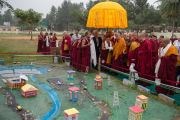 Его Святейшество Далай-лама знакомится с проектом, посвященном проблемам водных ресурсов, подготовленным в средней школе монастыря Сера Чже. Билакуппе, штат Карнатака, Индия. 15 декабря 2015 г. Фото: Тензин Чойджор (офис ЕСДЛ)