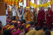 Его Святейшество Далай-лама на открытии нового зала собраний в канцене Побхор в монастыре Сера. Билакуппе, штат Карнатака, Индия. 15 декабря 2015 г. Фото: Тензин Чойджор (офис ЕСДЛ)