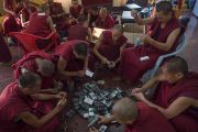 Монахи собирают FM-приемники, которые использовались для того чтобы слушать перевод на 30-й конференции института "Ум и жизнь" в монастыре Сера. Билакуппе, штат Карнатака, Индия. 17 декабря 2015 г. Фото: Тензин Чойджор (офис ЕСДЛ)