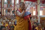 Мастер пения возглавляет молебен о долголетии Его Святейшества Далай-ламы в монастыре Сера Лачи. Билакуппе, штат Карнатака, Индия. 18 декабря 2015 г. Фото: Тензин Чойджор (офис ЕСДЛ)