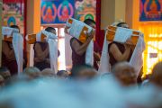 Монахи совершают подношение буддийских трактатов во время молебна о долголетии Его Святейшества Далай-ламы в монастыре Сера Лачи. Билакуппе, штат Карнатака, Индия. 18 декабря 2015 г. Фото: Тензин Чойджор (офис ЕСДЛ)