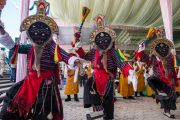 В честь прибытия Его Святейшества Далай-ламы в монастырь Ташилунпо танцоры исполняют национальный танец Таши Шолпа. Билакуппе, штат Карнатака, Индия. 18 декабря 2015 г. Фото: Тензин Чойджор (офис ЕСДЛ)