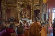 Его Святейшество Далай-лама перед изображениями божеств-защитников в новом зале в монастыре Ташилунпо. Билакуппе, штат Карнатака, Индия. 18 декабря 2015 г. Фото: Тензин Чойджор (офис ЕСДЛ)