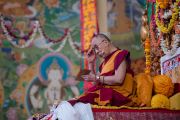 Его Святейшество Далай-лама дарует учения в монастыре Сера Лачи после завершения молебна о его долголетии. Билакуппе, штат Карнатака, Индия. 18 декабря 2015 г. Фото: Тензин Чойджор (офис ЕСДЛ)