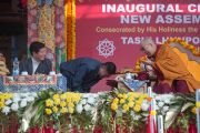 Его Святейшество Далай-лама, спикер тибетского парламента в изгнании Пенпа Церинг и глава Центральной тибетской администрации Лобсанг Сенге на торжественной церемонии освящения нового зала собраний в монастыре Ташилунпо. Билакуппе, штат Карнатака, Индия. 19 декабря 2015 г. Фото: Тензин Чойджор (офис ЕСДЛ)