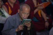 Третий день учений. Многие участники пользуются планшетами, чтобы читать тексты, которые объясняет Его Святейшество Далай-лама. Билакуппе, штат Карнатака, Индия. 22 декабря 2015 г. Фото: Тензин Чойджор (офис ЕСДЛ)