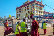 Волонтеры убирают мусор по окончании третьего дня учений Его Святейшества Далай-ламы в монастыре Ташилунпо. Билакуппе, штат Карнатака, Индия. 22 декабря 2015 г. Фото: Тензин Чойджор (офис ЕСДЛ)