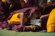 Монах укрывается накидкой от солнца во время учений Его Святейшества Далай-ламы по 18 коренным текстам и комментариям традиции Ламрим в монастыре Ташилунпо. Билакуппе, штат Карнатака, Индия. 24 декабря 2015 г. Фото: Тензин Чойджор (офис ЕСДЛ)