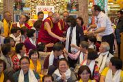 Его Святейшество Далай-лама фотографируется на память с паломниками из стран Азии, участвовавшими в учениях по Ламриму в монастыре Ташилунпо. Билакуппе, штат Карнатака, Индия. 28 декабря 2015 г. Фото: Тензин Чойджор (офис ЕСДЛ)
