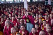Одна из участниц учений Его Святейшества Далай-ламы совершает простирания, принимая обеты буддиста-мирянина в монастыре Ташилунпо. Билакуппе, штат Карнатака, Индия. 28 декабря 2015 г. Фото: Тензин Чойджор (офис ЕСДЛ)