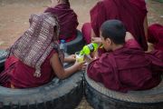 Маленькие монахи на учениях Его Святейшества Далай-ламы в монастыре Ташилунпо. Билакуппе, штат Карнатака, Индия. 28 декабря 2015 г. Фото: Тензин Чойджор (офис ЕСДЛ)
