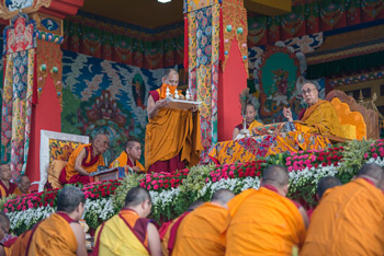 В Ташилунпо Далай-лама начал даровать посвящение «16 капель линии кадам»