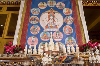 В Ташилунпо Далай-лама начал даровать посвящение «16 капель линии кадам»