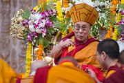 Его Святейшество Далай-лама во время молебна о долголетии. Билакуппе, штат Карнатака, Индия. 1 января 2016 г. Фото: Тензин Чойджор (офис ЕСДЛ)
