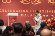Бывший министр финансов Индии П. Чидамбарам поднимается на сцену, чтобы выступить с речью на встрече, посвященной прошедшему 80-летию Его Святейшества Далай-ламы. Дели, Индия. 4 января 2016 г. Фото: Тензин Чойджор (офис ЕСДЛ)