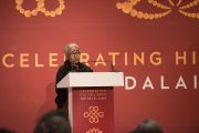 Выдающийся общественный деятель Аруна Рой выступает на встрече, посвященной прошедшему 80-летию Его Святейшества Далай-ламы. Дели, Индия. 4 января 2016 г. Фото: Тензин Чойджор (офис ЕСДЛ)