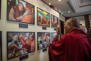 Его Святейшество Далай-лама рассматривает фотовыставку, подготовленную в честь его 80-летия. Дели, Индия. 4 января 2016 г. Фото: Тензин Чойджор (офис ЕСДЛ)