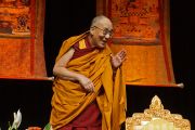 Его Святейшество Далай-лама приветствует аудиторию перед началом учений. Миннеаполис, штат Миннесота, США. 21 февраля 2016 г. Фото: Джереми Рассел (офис ЕСДЛ)