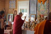 Его Святейшество Далай-лама у алтаря геше Лхудруба Сопы в его резиденции в "Оленьем парке". Орегон, штат Висконсин, США. 6 марта 2016 г. Фото: Шераб Лхацанг