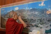 Его Святейшество Далай-лама рассматривает панораму долины Лхасы в резиденции основателя "Оленьего парка" геше Лхудруба Сопы. Орегон, штат Висконсин, США. 6 марта 2016 г. Фото: Шераб Лхацанг