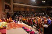 Дети исполняют тибетские народные песни на сцене Масонского центра перед началом учений Его Святейшества Далай-ламы. Мэдисон, штат Висконсин, США. 8 марта 2016 г. Фото: Шераб Лхацанг