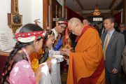 Местные тибетцы встречают Его Святейшество Далай-ламу традиционным подношением в Масонском центре перед началом учений. Мэдисон, штат Висконсин, США. 8 марта 2016 г. Фото: Шераб Лхацанг