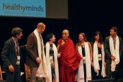 Его Святейшество Далай-лама и докладчики утренней сессии встречи "Мир, который мы строим". Мэдисон, штат Висконсин, США. 9 марта 2016 г. Фото: Джереми Рассел (офис ЕСДЛ)