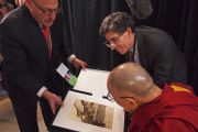 Гэри Нэлл преподносит Его Святейшеству Далай-ламе фотографии Тибета из архива журнала "Нэшнл Джеографик". Мэдисон, штат Висконсин, США. 9 марта 2016 г. Фото: Джереми Рассел (офис ЕСДЛ)