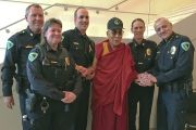Его Святейшество Далай-лама с полицейскими, обеспечивавшими безопасность во время его визита в Мэдисон. Мэдисон, штат Висконсин, США. 9 марта 2016 г. Фото: досточтимый Тензин Джампхел