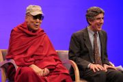 Его Святейшество Далай-лама и Ричард Дэвидсон на дневной сессии встречи "Мир, который мы строим". Мэдисон, штат Висконсин, США. 9 марта 2016 г. Фото: Дэррен Хаук